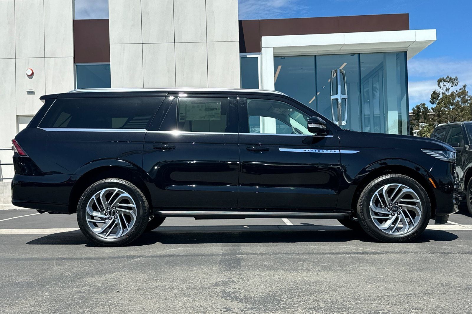 2026 Lincoln Navigator L — side profile view